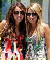 :zzz: miley si ashley tisdale sunt f bune prietene
