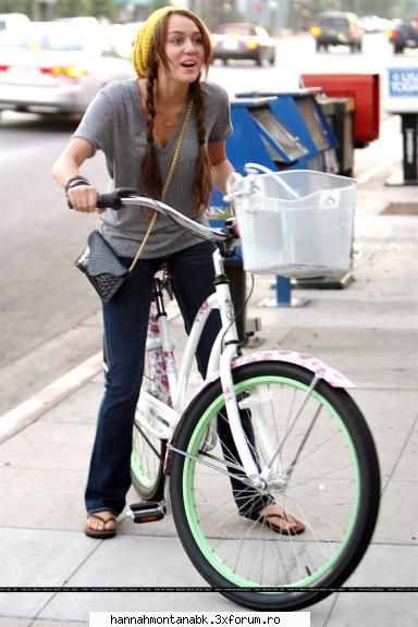 :zzz: miley pe bicicleta