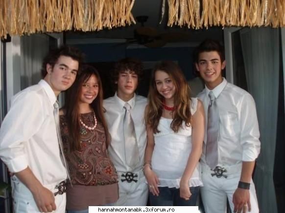 miley si iubitii ei... - a fost si cu nick de la jonas brothers - miley cirus<viata privata departe de hannah>